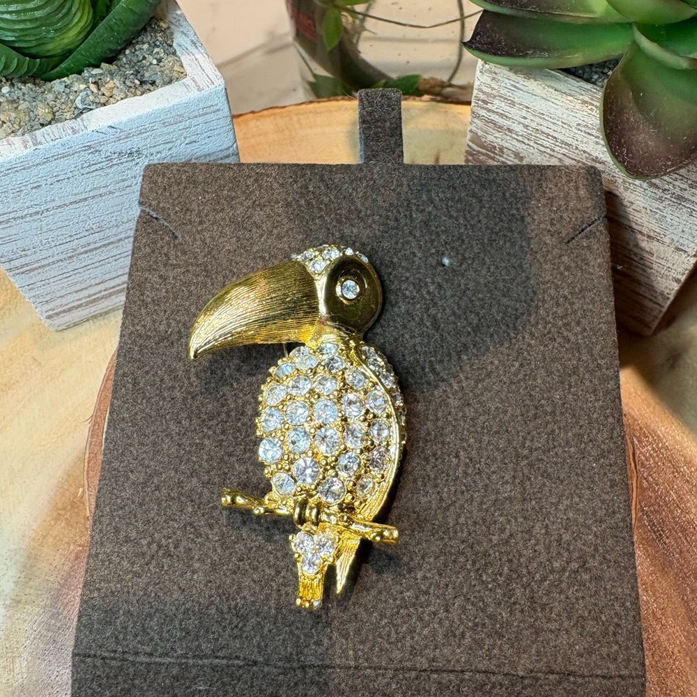 Napier Gold and Crystal Toucan Brooch🕊️